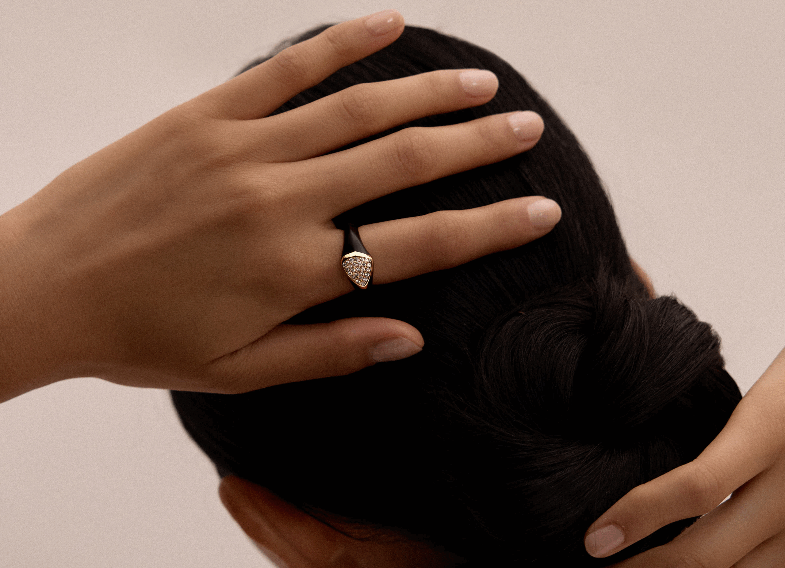 Diamond triangle detail of Ring Ajour Chevalière Eben worn on hand