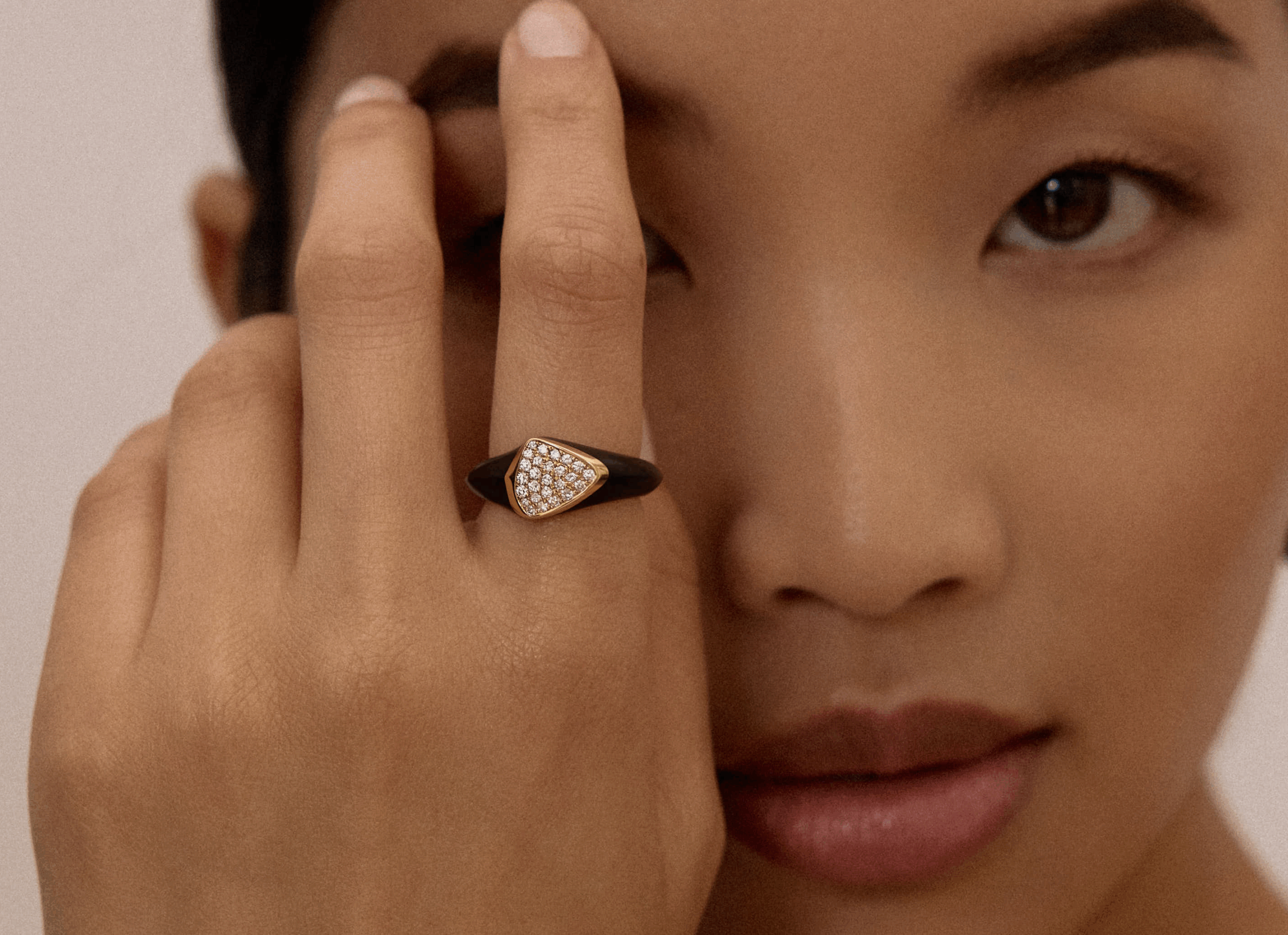 Ring Ajour Chevalière Eben in ebony wood and 18k gold worn on hand