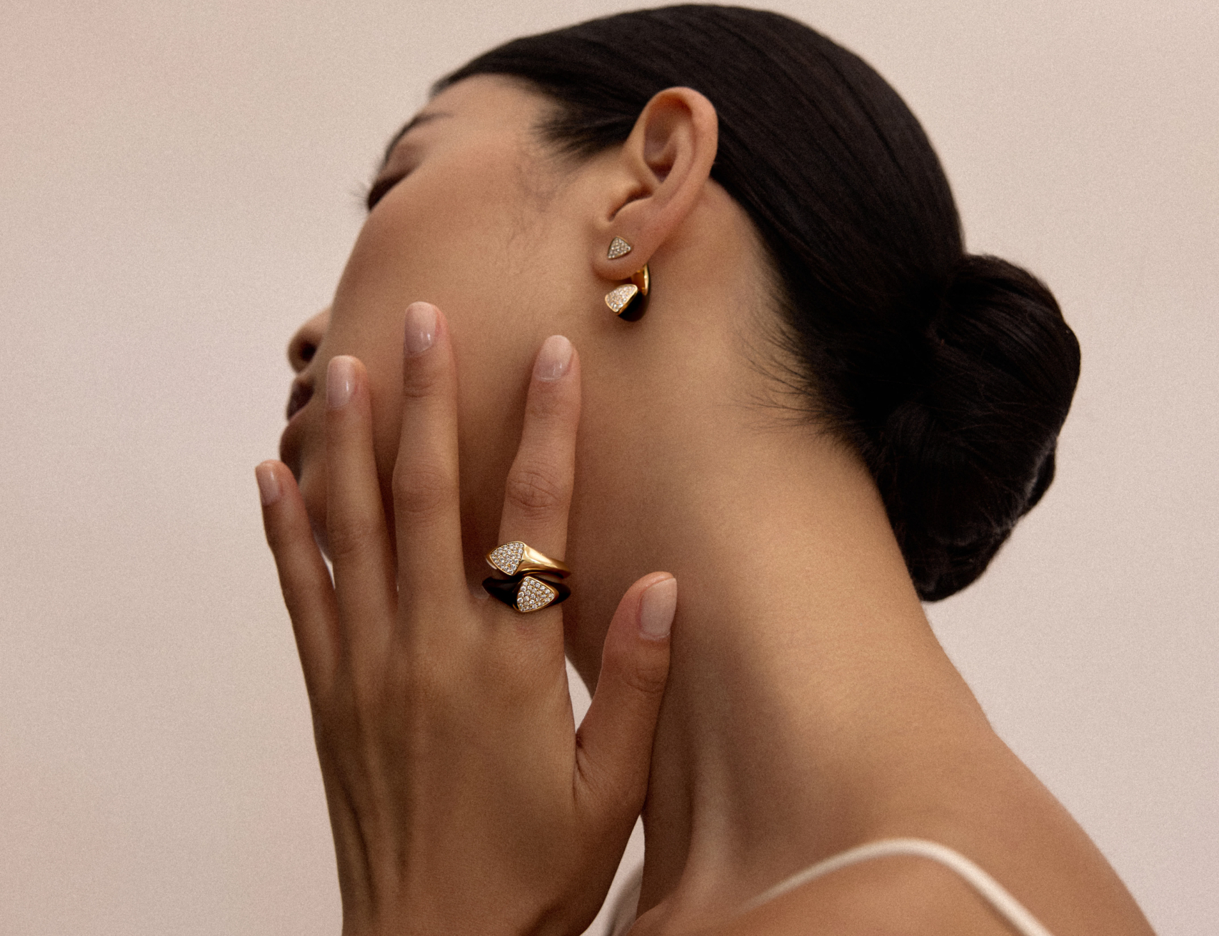 Profile view of Ring Ajour Chevalière Eben in ebony and gold